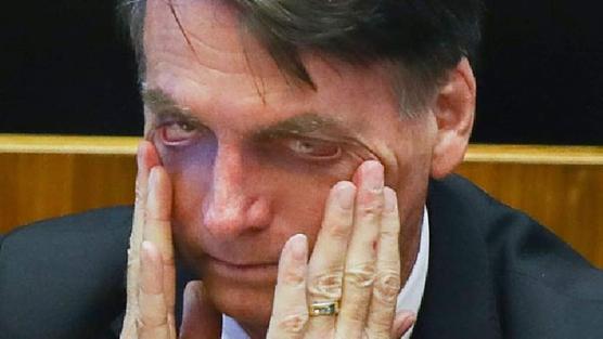 Bolsonaro en típico gesto de abatimiento
