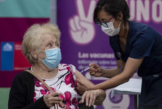 Anciana recibe vacuna desarrollada por la compañía biofarmacéutica china Sinovac Biotech, en una clínica en Santiago