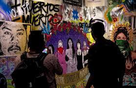 Visitantes el Museo del Estallido Social en Santago creado para evocar las violentas protestas de 2019
