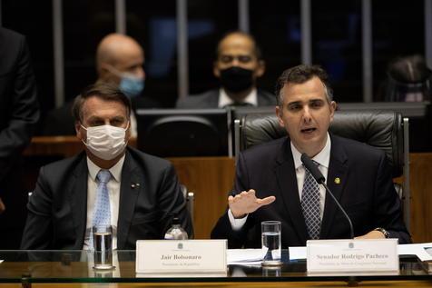 Bolsonaro y el presidente del Senado brasileño (foto: EPA)