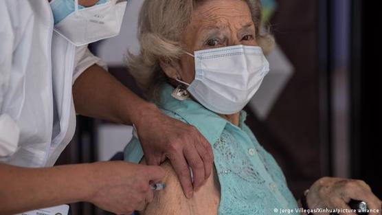 Jubilada chilena recibe la vacuna china de Sinovac contra el coronavirus.