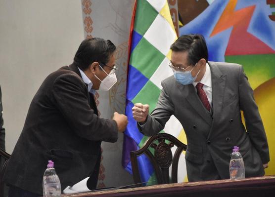 Arce  y el embajador de China en Bolivia, Huang Yazhong