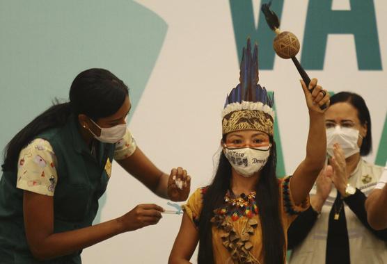 Luciendo ropa tradicional de su tribu, Vanda Ortega recibe la vacuna contra el COVID-19 en Manaus