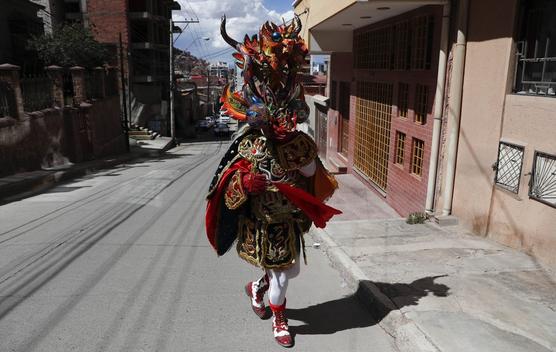 La diablada de Oruro en soledad por las calles