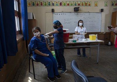 Una maestra recibe la primera dosis de la vacuna CoronaVac para COVID-19, de la china Sinovac Biotech, en la escuela pública