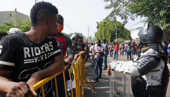 Haitianos en frontera de Brasil con Peru