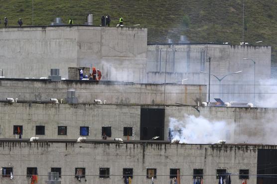 El gas lacrimógeno se eleva desde partes de la cárcel de Turi donde estalló un motín de reclusos en Cuenca, Ecuador