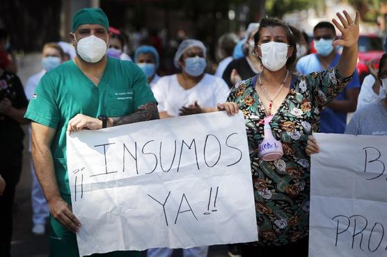 Trabajadores de la Salud  reclaman suministros afuera del hospital en Asunción