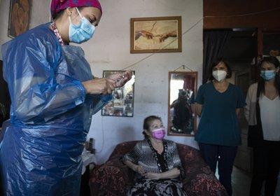 Filomena Zuleta, de 70 años, espera ser inoculada en la casa de su familia en Santiago, Chile