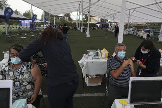 Enfermeras aplican la vacuna Sinovac para el COVID-19 en el Complejo Deportivo La Pintan
