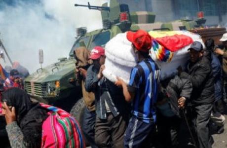 Militares reprimen un cortejo fúnebre en El Alto