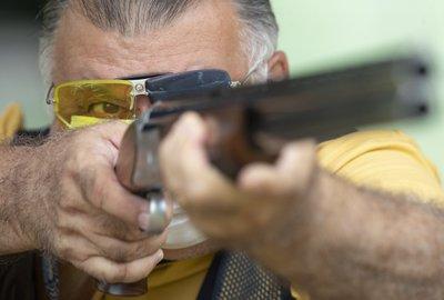 Una persona practica tiro al blanco en Americana, Brasil 