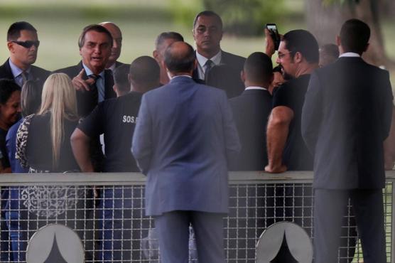 Bolsonaro, habla con simpatizantes a su llegada al Palacio de la Alvorada