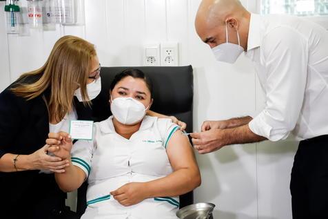 Una enfermera, la primera vacunada contra el Covid en Paraguay, el mes pasado (foto: EPA)