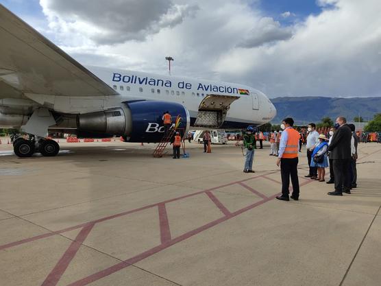 El avión de BoA con las vacunas aterrizó hoy en la ciudad de Cochabamba
