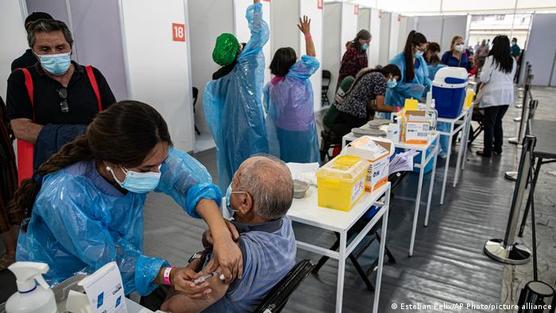 A pesar de las cifras negativas, Chile lleva a cabo una de las campañas de vacunación más exitosas del mundo