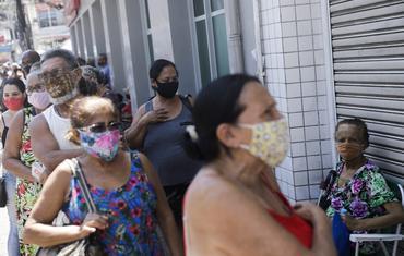 Jubiladas hacen cola en un vacunatorio en Rio