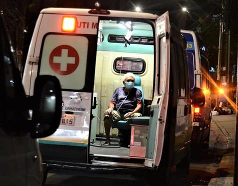 Situación desesperante en Brasil, un paciente asistido en una ambulancia en Recife. (foto: ANSA)