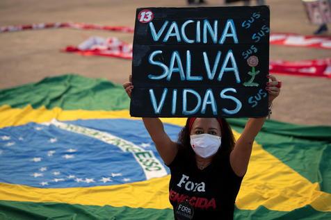 Las protestas contra Jair Bolsonaro se repiten en todo el país. El cartel subraya: "las vacunas salvan vidas" (foto: ANSA)