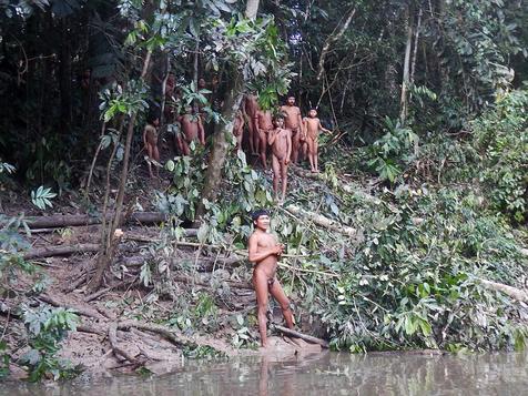 Pueblos originarios de la Amazonia brasileña (foto: EPA)