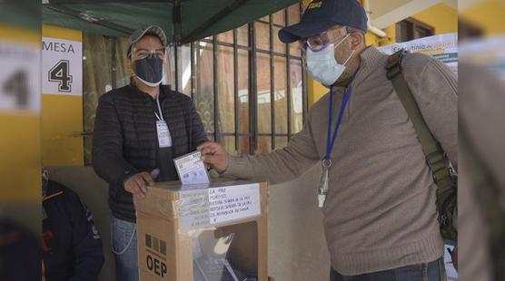 Un ciudadano emite su voto en la jornada de balotaje en La Paz.