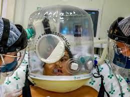 Un paciente en una escafandra improvisada con oxígeno