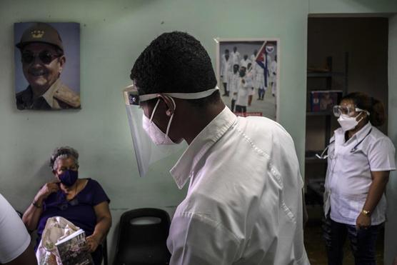 Personal médico verifica el estado de las personas que fueron vacunadas con la vacuna cubana Abdala contra COVID-19 