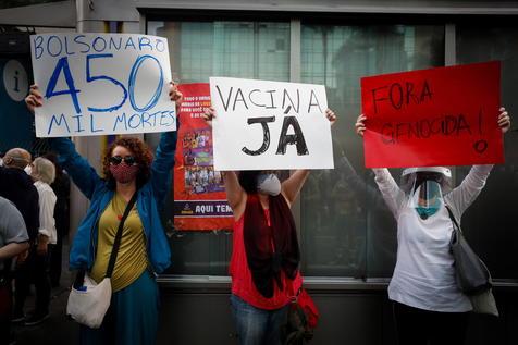 Protesta contra Bolsonaro y su gestión de la pandemia en San Pablo (foto: EPA)