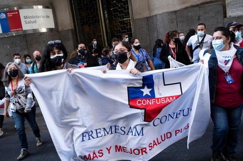 Manifestación de trabajadores de Salud en Santiago (foto: EPA)
