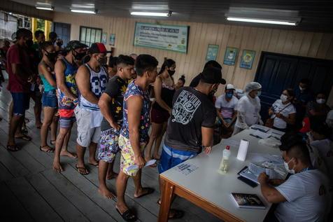 Brasileños en fila para vacunarse (foto: EPA)