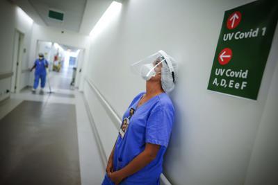 Una enfermera  descansa en una unidad de cuidados intensivos de pacientes con el COVID-19 en el Hospital de Porto Alegre