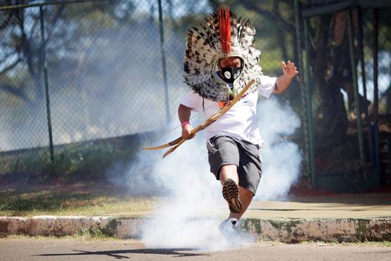 El líder indígena Kretan Kaingang de la tribu Kaingang patea un bote de gas lacrimógeno disparado por las fuerzas policiales