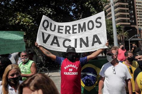 Protestas por la vacunación en Río de Janeiro (foto: EPA)