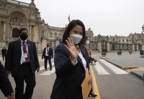  Keiko Fujimori saluda al salir del palacio de gobierno, donde dejó una carta para el presidente peruano Francisco Sagasti