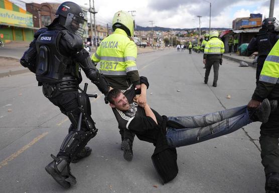 La policía detiene a un hombre durante una protesta contra el aumento de impuestos propuesto sobre los servicios públicos