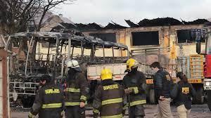 Cinco camiones fueron quemados por desconocidos que levantaron barricadas en Ercilla