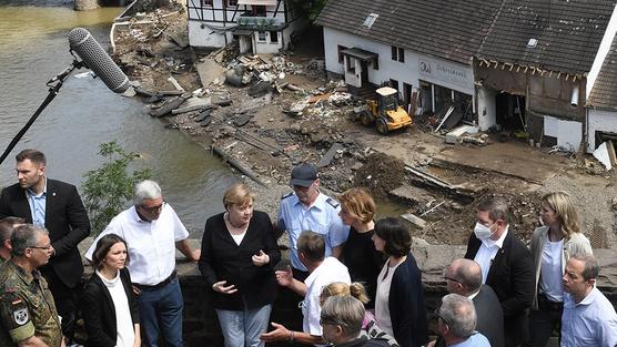 Angela Merkel ante el desastre que produjeron las torrenciales lluvias
