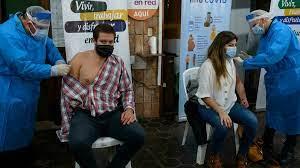 Dos personas se vacunan contra el covid-19 de Pfizer-BioNTech en Paso de Carrasco, departamento de Canelones, Uruguay