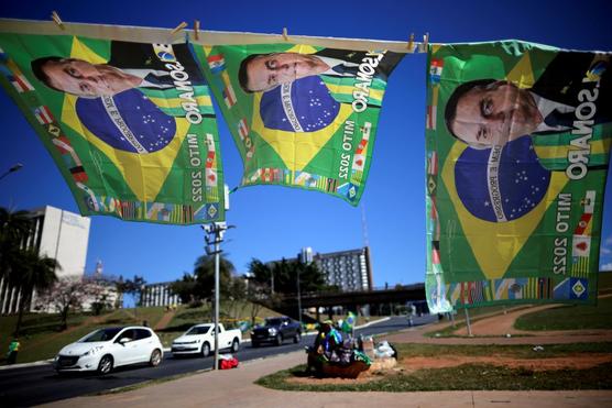 Se ven a la venta banderas con la imagen del presidente de Brasil, Jair Bolsonaro 2022