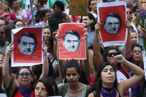 Protesta contra Jair Bolsonaro, su imagen transformada en la de Hitler (foto: ANSA)