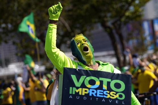 Militante pro Bolsonaro pide voto impreso