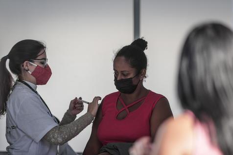 Vacunación en Brasil, temor a la cepa Delta (foto: EPA)