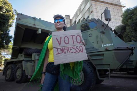Una partidaria de Jair Bolsonaro defiende el voto en papel (foto: EPA)