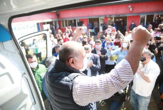 Manzur entregó ambulancia en León Roeugés entre varias comunas