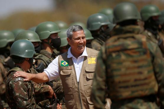 El ministro de Defensa de Brasil, Walter Souza Braga Netto, habla con soldados durante los ultimos ejercicios militares