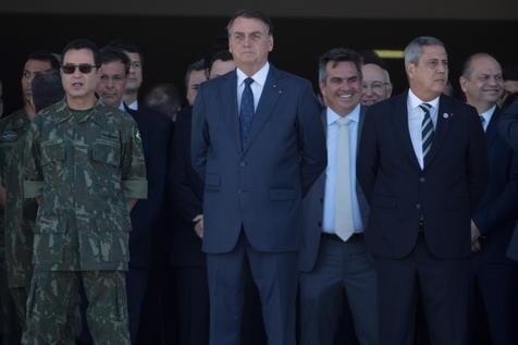 Bolsonaro en un desfile militar (foto: EPA)
