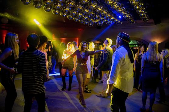 La gente baila durante la llamada "noche de la nostalgia" en el salón La Quinta de Arteaga en las afueras de Montevideo