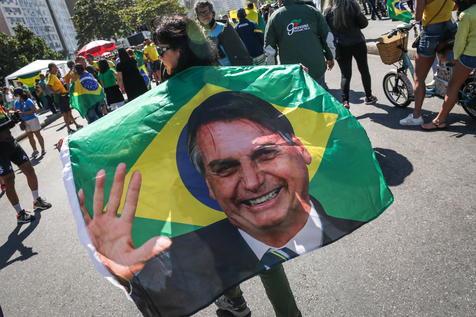 Un partidario de Bolsonaro en una manifestación (foto: ANSA)