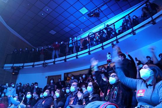Chilenos vacunados disfrutan de la banda Chancho en Piedra durante un concierto en Santiago