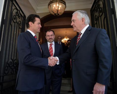 Enrique Peña Nieto (izq) con Videgaray (centro) y el ex secretario de Estado norteamericano Rex Tillerson (foto: ANSA)